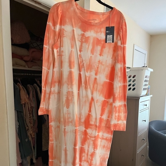 Universal Thread Dresses & Skirts - NWT Universal Thread Maxi length dress. Long sleeve